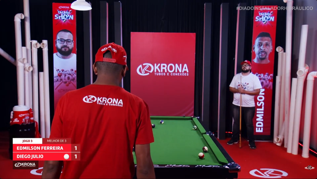 Arena do Desafio Krona com identidade da marca aplicada ao cenário.