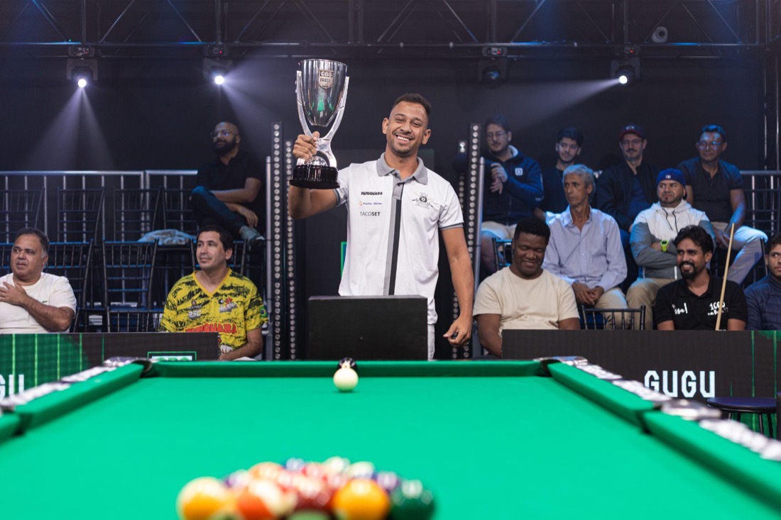 Vencedor do campeonato com o troféu.